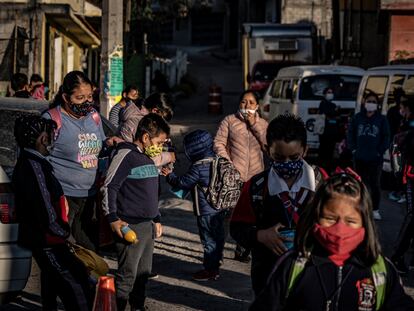 Alumnos de la escuela primaria Adolfo López Mateos de la Colonia La Magdalena Chichicaspa, en el Municipio de Huixquilucan, Estado de México, el 8 de marzo de 2022.