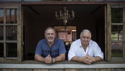 Natalino y Jerominho en la ventana de casa, en Campo Grande. Río de Janeiro.