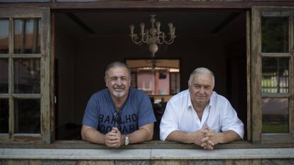 Natalino y Jerominho en la ventana de casa, en Campo Grande. Río de Janeiro.