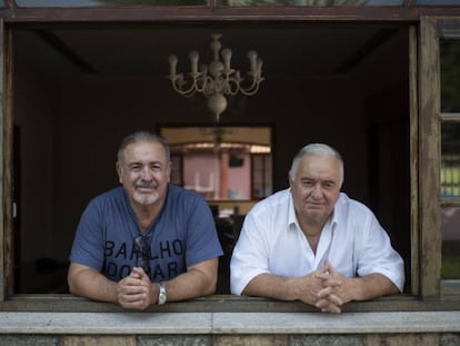 Natalino y Jerominho en la ventana de casa, en Campo Grande. Río de Janeiro.