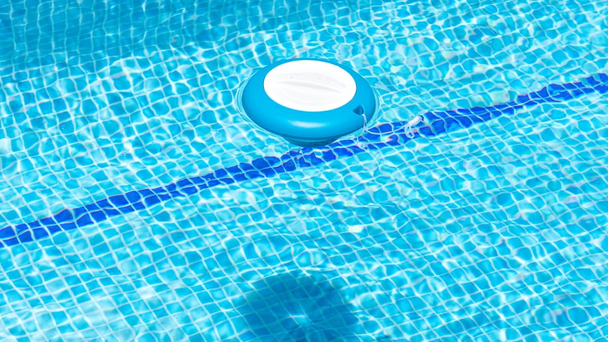 El dosificador flotante para piscina que reparte el cloro de forma constante y avisa cuando hay que recargarlo