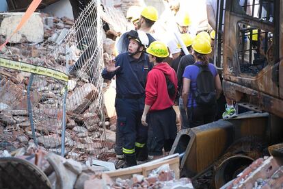 Dos miembros del cuerpo de Bomberos de Barcelona han accedido al perimetro derribado de Can Vies para informar del estado del edifico.