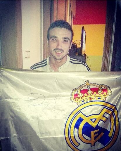 Pedro Escribano con la bandera del Real Madrid que le firmó el exjugador blanco Pepe.