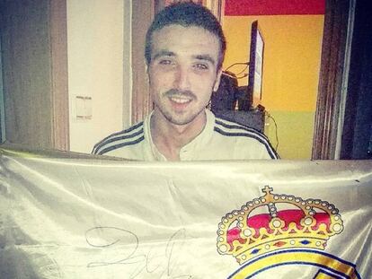 Pedro Escribano con la bandera del Real Madrid que le firmó el exjugador blanco Pepe.