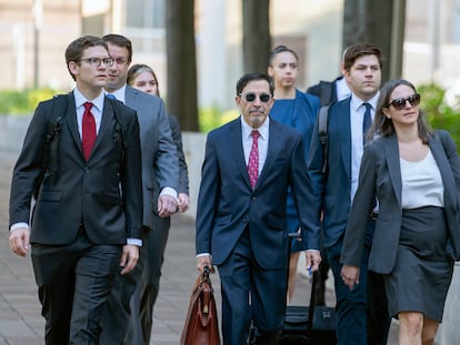 Los fiscales del Departamento de Justicia, entre ellos Kenneth Dintzer, en el centro, a su llegada a la sede de los juzgados federales de Washington.