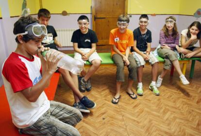 Un grupo de niños estudia el comportamiento de la meteorología en un aula del albergue de las colonias.