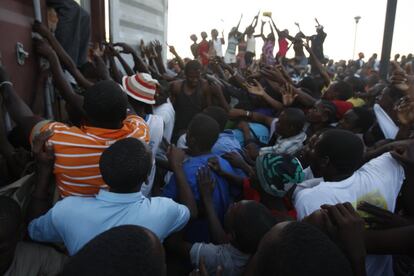 As filas se tornam uma tortura diária. Nos acampamentos construídos nas praças para abrigar os que ficaram desabrigados, é necessário fazer fila para tudo. Para água potável, roupas quentes, pacotes com alimentos de ajuda internacional.