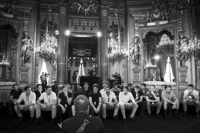 Los modelos reciben instrucciones antes del desfile en el Palacio de Linares.