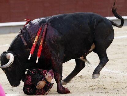 Iván Fandiño tras dar la estocada a su segundo toro.