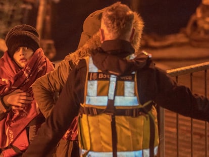 Migrantes llegan a Dover tras ser rescatados en el canal de la Mancha, este jueves.