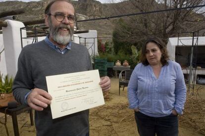 Resurrección Galera y su esposo, que muestra la declaración de idoneidad de la profesora.