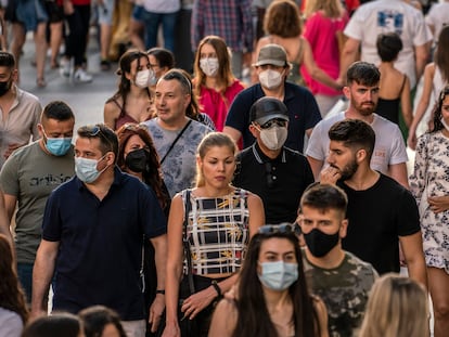 Transeúntes por la Gran Vía de Madrid el 29 de junio, el primer día en que dejó de ser obligatoria la mascarilla en exteriores.