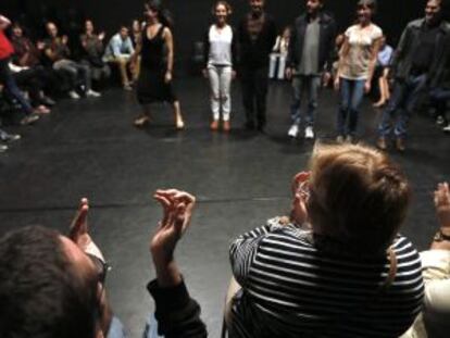 El público aplaude tras la representación de 'La gente', de Pérez&Disla, en la Sala Mirador.