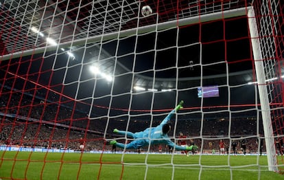El jugador del Bayern, Arturo Vidal, falla un penalti.