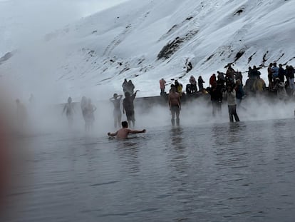 Um grupo de turistas nas águas de Whalers Bay, na ilha de Deception, em 29 de janeiro.