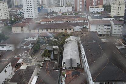 O local, em Santos, onde caiu o avião que transportava Campos e sua equipe de assessores. Ninguém em solo ficou ferido, embora a aeronave tenha caído em uma área residencial da cidade litorânea.