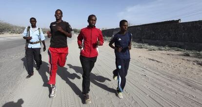 Mohaned Hassan lidera un entrenamiento en Mogadiscio.