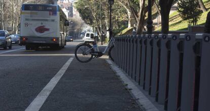 Una bici en un aparcamiento de BiciMad.