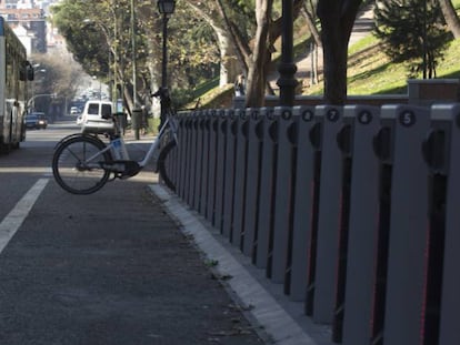 Una bici en un aparcamiento de BiciMad.