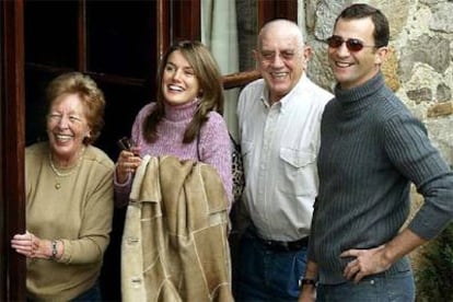 José Luis Ortiz y su nieta Letizia, en 2004, en Sardeu.