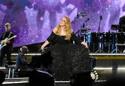 Esta vez Adele se dejó la melena suelta para jugar con ella al viento. Los pendientes, unos grandes aros con unas flores de piedras preciosas en su interior, eran Saint Laurent también.