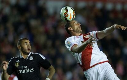 Amaya, del Rayo, cabecea un bal&oacute;n ante la mirada de Benzema