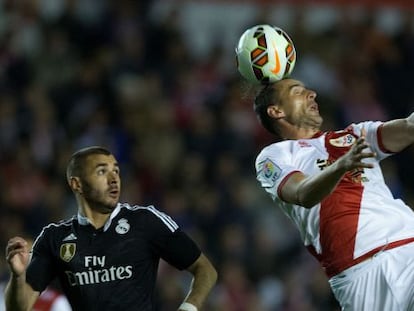 Amaya, del Rayo, cabecea un bal&oacute;n ante la mirada de Benzema