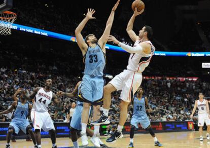 Marc Gasol intenta frenar a Radmanovic.