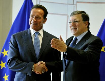 Jose Manuel Barroso saluda a Arnold Schwarzenegger.