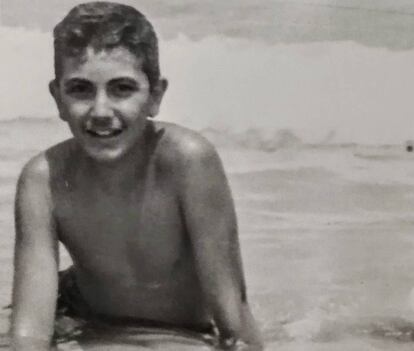 Ramón Buenaventura, con 13 años, en una playa de Tánger.