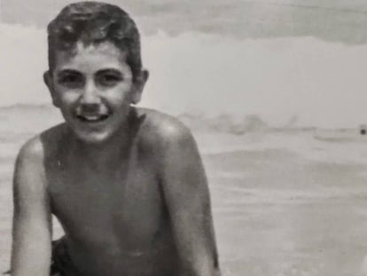Ramón Buenaventura, con 13 años, en una playa de Tánger.