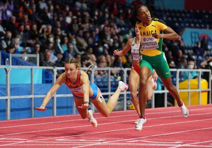 Femke Bol, a la izquierda, cae en la llegada de la semifinal de 400m.