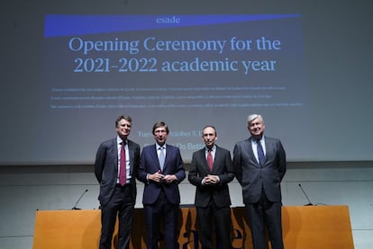 Jaume Guardiola, presidente del Patronato de la Fundación Esade, José Ignacio Goirigolzarri, presidente de CaixaBank, Koldo Echebarria, director general de Esade y Josep Maria Garrell, rector de la Universidad Ramon Llull, durante la ceremonia de inauguración del año académico en Esade.

 