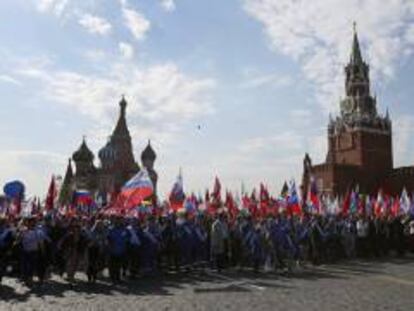 Una multitud celebra el Día Internacional del Trabajo en Moscú (Rusia) hoy.