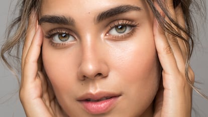 Artículo de EL PAÍS Escaparate sobre los beneficios del aceite de ricino en las cejas.