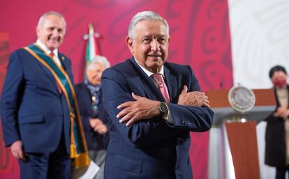 Andrés Manuel López Obrador abrazando