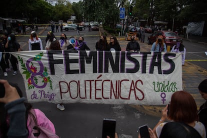 Alumnas del IPN levantan una pancarta durante la protesta del pasado 16 de octubre.