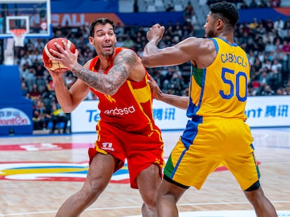 El pívot de España Willy Hernangómez con el balón ante el alero de Br durante el partido del Mundial de baloncesto que disputan en Jakarta, Indonesia.