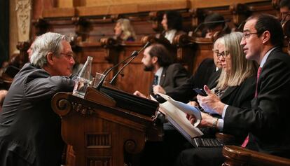 El exalcalde Trias charla con el exconcejal Vives en un pleno del Ayuntamiento.