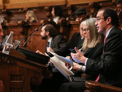 El exalcalde Trias charla con el exconcejal Vives en un pleno del Ayuntamiento.