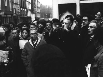 Jean-Paul Sartre, Andre Gluksmann y Michel Foucault, con un megáfono, en una manifestación en París en 1969