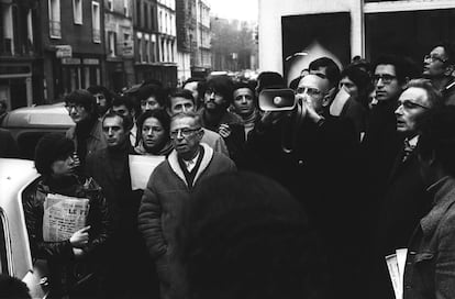 Jean-Paul Sartre, Andre Gluksmann y Michel Foucault, con un megáfono, en una manifestación en París en 1969