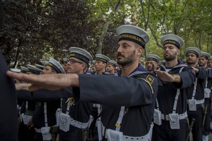 Los guiones de las unidades que han colaborado en misiones internacionales, a modo de homenaje por el 30 aniversario de la presencia de las Fuerzas Armadas en el exterior, también han desfilado ante los reyes. En la imagen, militares de la Marina desfilan por el paseo de la Castellana, en Madrid.