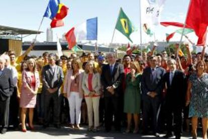 La ministra de Fomento, Ana Pastor (c); la alcaldesa de Madrid, Ana Botella (4i), y el rector de la UPM, Carlos Conde (5d), entre otros, durante la ceremonia de inauguración de Solar Decathlon Europe 2012, hoy, en el escenario Puerta del Ángel de la Casa de Campo de Madrid.