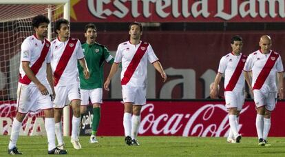 Los jugadores del Rayo Vallecano, cabizbajos, tras encajar un gol del Mallorca en el partido disputado el miércoles.