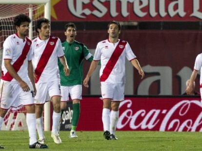 Los jugadores del Rayo Vallecano, cabizbajos, tras encajar un gol del Mallorca en el partido disputado el miércoles.