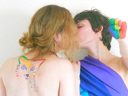 Foto da campanha #kiss4LGBTQrights divulgada no Twitter e vídeo promocional.