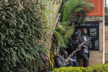 Las fuerzas de seguridad se refugian fuera del Hotel Dusit en Nairobi (Kenia) durante una operación después de que terroristas atacaran el hotel.