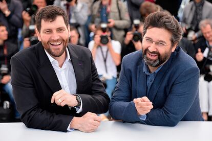 El director griego Thanos Anastopoulos (i) y el director italiano Davide Del Degan (d) posan durante el pase gráfico de la película 'L'Ultima Spiaggia'.