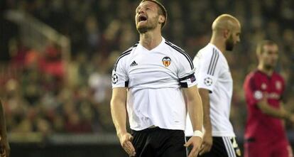 Mustafi lamenta una ocasión fallada. / D. Castelló (EFE)